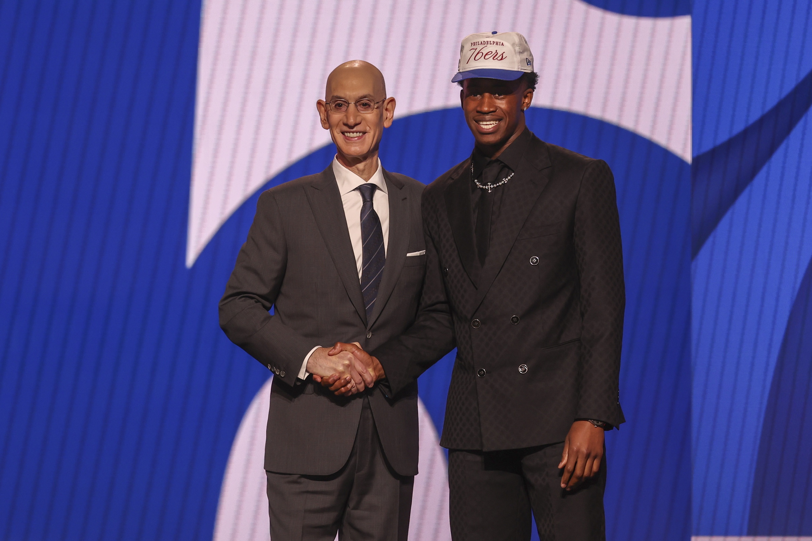 开云体育下载-乔治谈3号秀埃奇库姆：我觉得他有点像巴特勒 打球卖力 攻守兼备