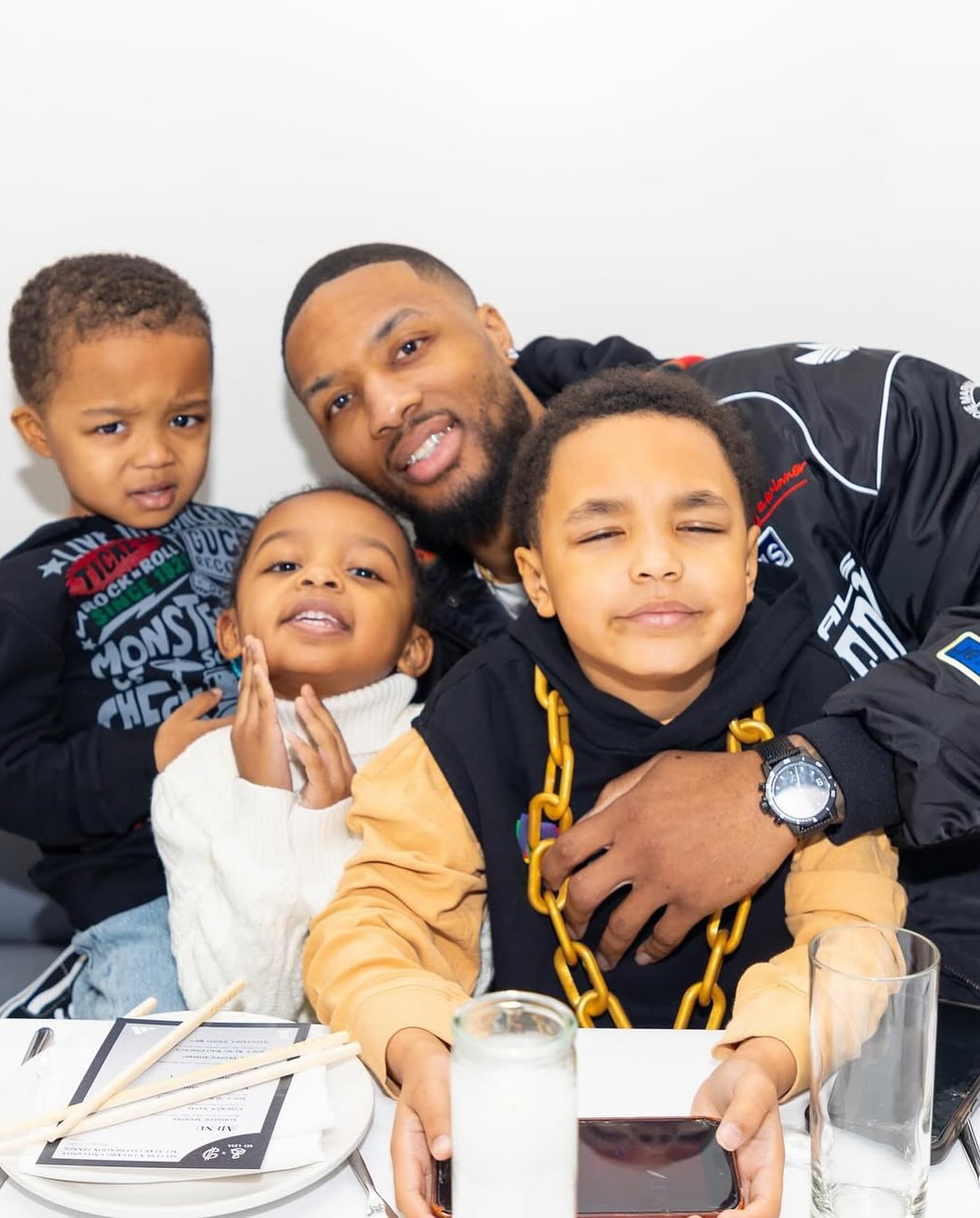 开云体育下载-雄鹿不同意回家康复+陪伴孩子？🚨利拉德辟谣：他们批准了