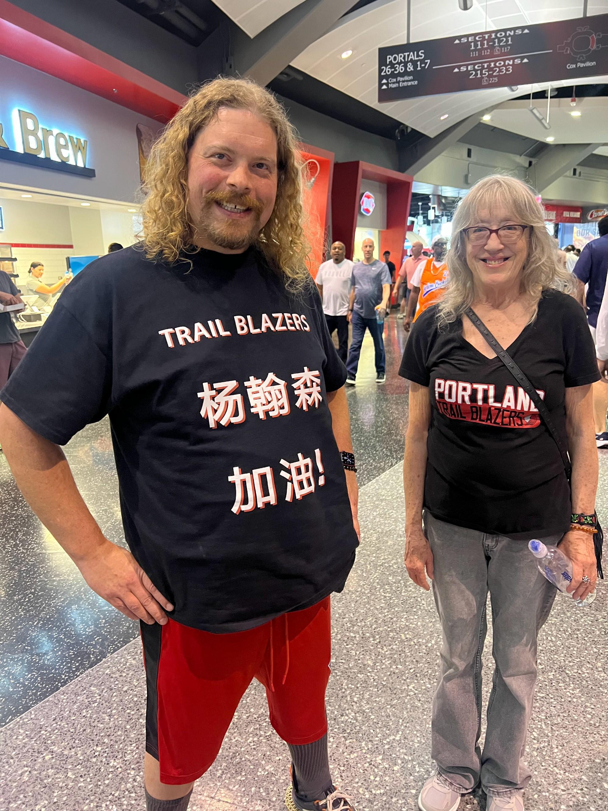 暗示水不了？开拓者球迷身着杨瀚森助威服，但“瀚”少了三点水