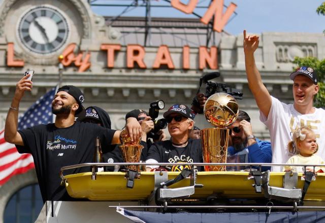 kaiyun.com-冠军游行嗨翻天！马龙成湖人之父 约基奇：游行真香