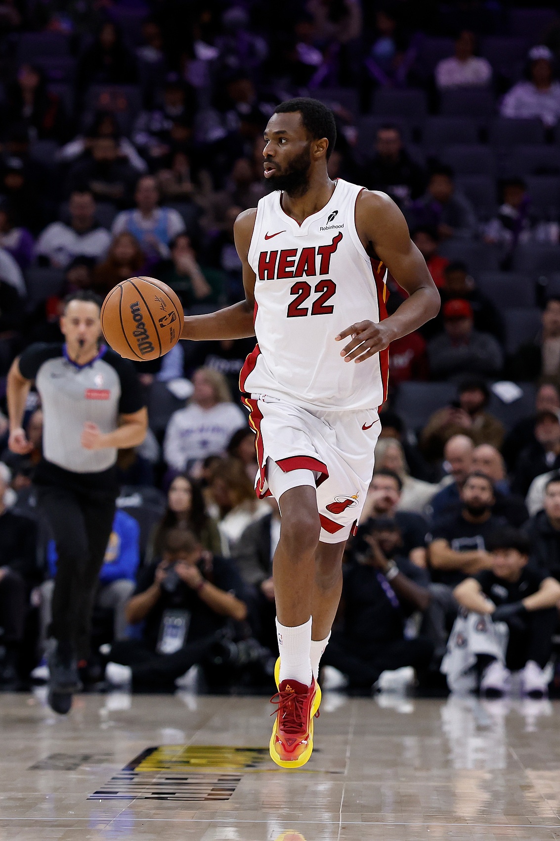 下半场又没机会了！维金斯9中6拿14分6板3助3断 上半场拿到11分