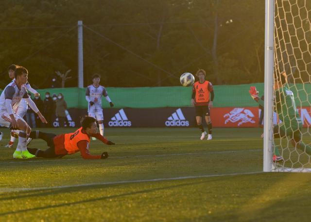 开云-日本队练习赛7比0横扫大学生队 98年新星帽子戏法